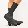 Vue latérale des couvre-chaussures Spatzwear AquaSokz Long noirs, design aérodynamique monté haut pour contre-la-montre.