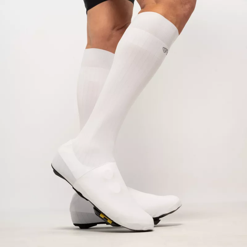 Vue latérale des couvre-chaussures Spatzwear Windsock2 LONG blancs, design aéro testé en soufflerie pour le contre-la-montre.