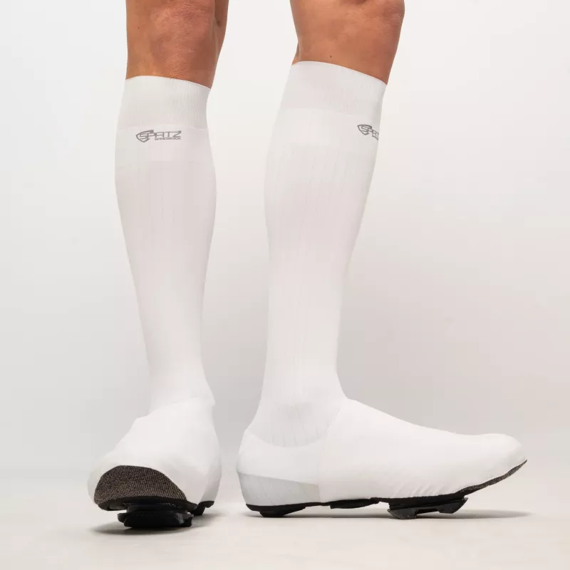 Vue de face des couvre-chaussures Spatzwear Windsock2 LONG blancs, hauteur jusqu’au genou pour aérodynamisme maximal.