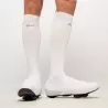 Vue de face des couvre-chaussures Spatzwear Windsock2 LONG blancs, hauteur jusqu’au genou pour aérodynamisme maximal.