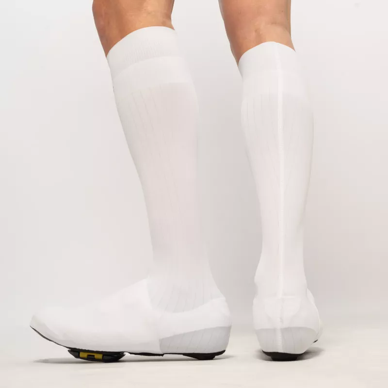 Vue arrière des couvre-chaussures Spatzwear Windsock2 LONG blancs, coutures plates et maintien par bandes silicone.