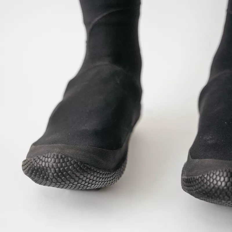 Gros plan du couvre-chaussure Spatzwear TUFR2 noir, embout renforcé avec protection contre la boue et l’humidité.