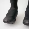 Gros plan du couvre-chaussure Spatzwear TUFR2 noir, embout renforcé avec protection contre la boue et l’humidité.