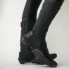 Vue trois-quarts arrière des couvre-chaussures Spatzwear TUFR2 noirs, semelle texturée antidérapante.