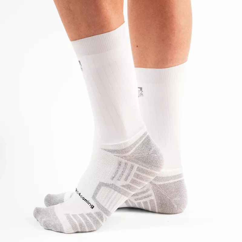 Chaussettes vélo aérodynamiques Aero Sokz blanches portées – surface lycra striée et semelle respirante