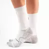 Chaussettes vélo aérodynamiques Aero Sokz blanches portées – surface lycra striée et semelle respirante