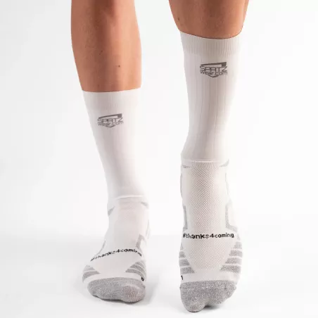 Chaussettes Aero Sokz blanches avec logo Spatzwear visible – coupe haute conforme UCI