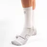 Chaussettes Aero Sokz blanches portées – coupe ajustée pour cyclisme sur route et contre-la-montre