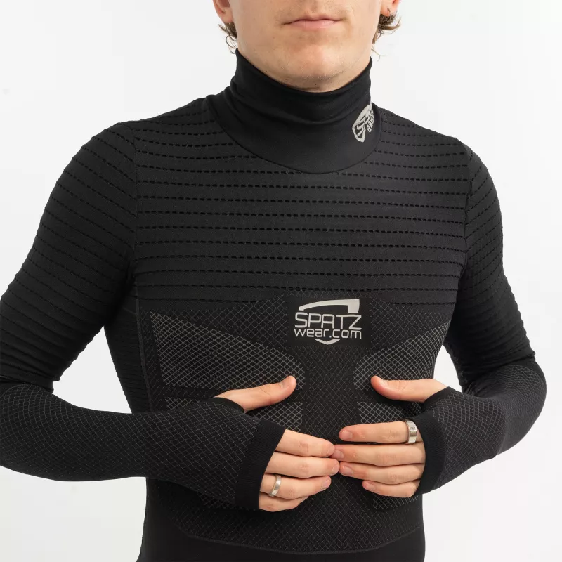 Baselayer Spatz BASEZ 2 noir – détail poitrine et col roulé, mains dans passe-pouces