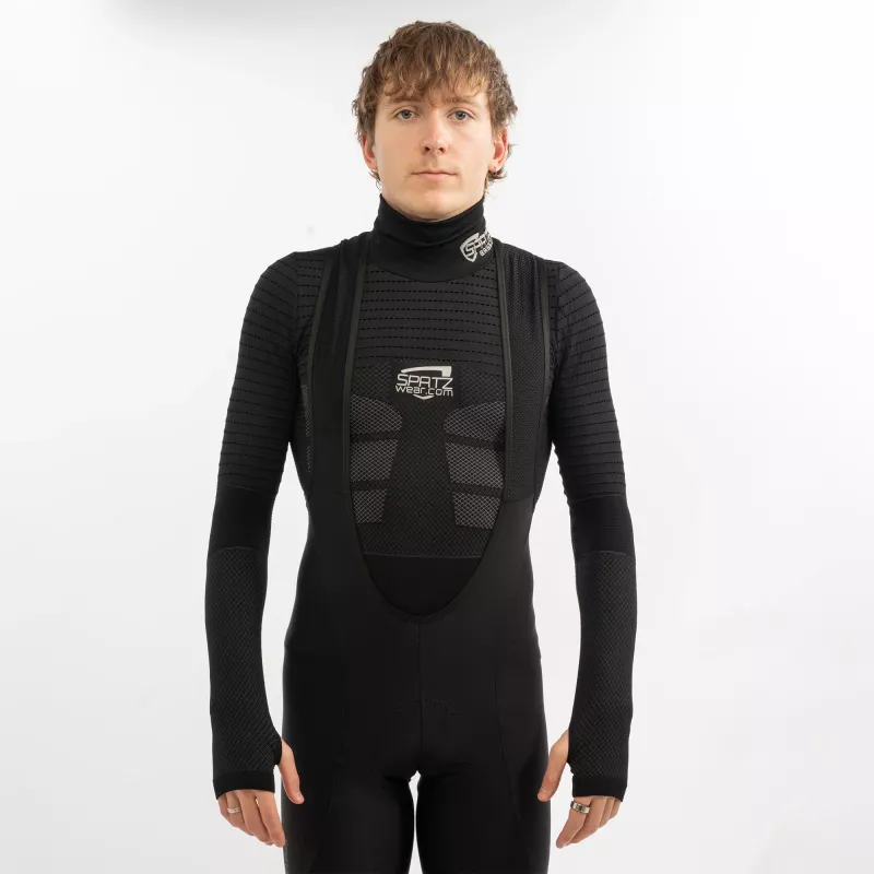 Baselayer cyclisme Spatz BASEZ 2 noir – homme de face en tenue complète avec cuissard