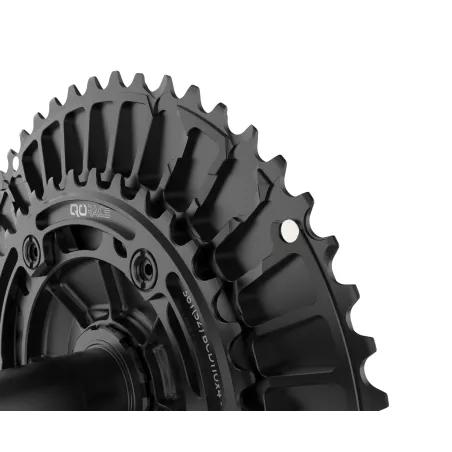 Détail des plateaux QO RACE usinés CNC BCD 110x4, finition noire mate, design aérodynamique et rigide