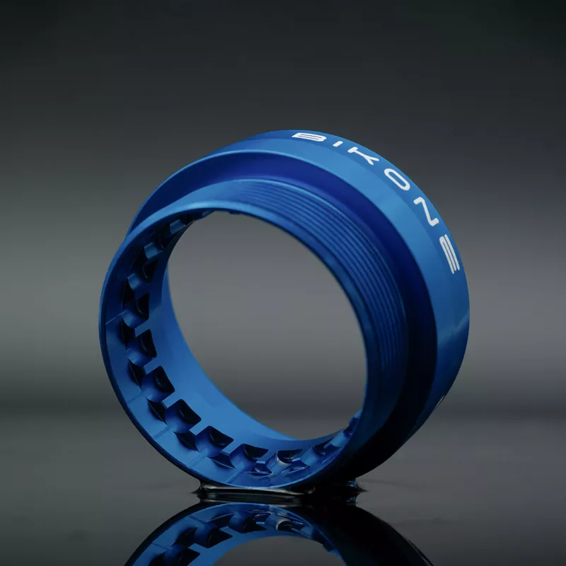 Détail de la cuvette Aero Cup Bikone bleue avec encoches de montage internes pour un aérodynamisme optimal.