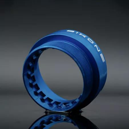 Détail de la cuvette Aero Cup Bikone bleue avec encoches de montage internes pour un aérodynamisme optimal.