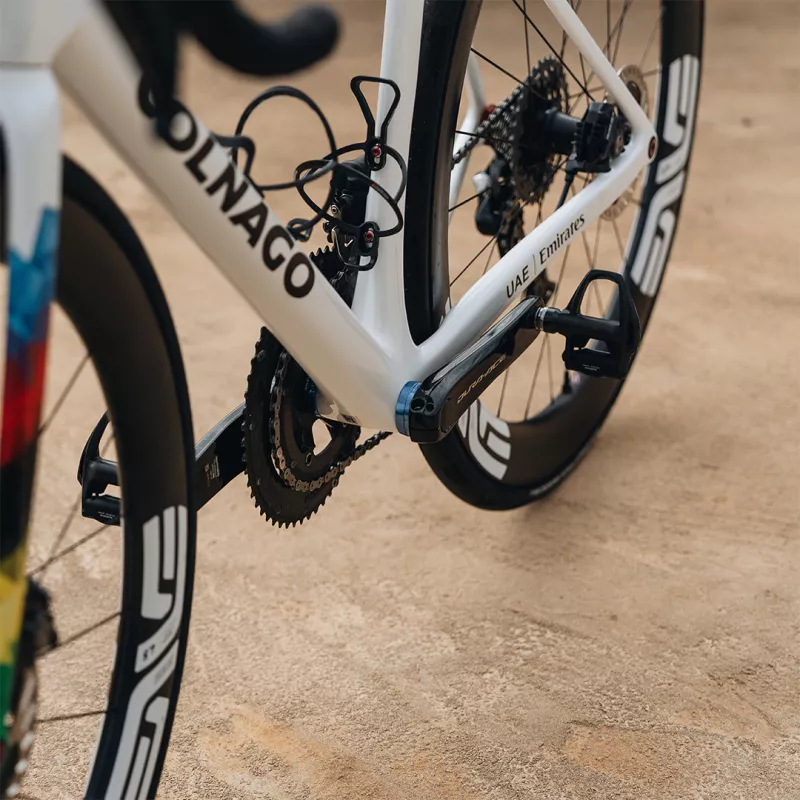 Boîtier de pédalier Bikone Aero UAE installé sur un vélo de route Colnago de l'équipe UAE Team Emirates.