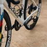 Boîtier de pédalier Bikone Aero UAE installé sur un vélo de route Colnago de l'équipe UAE Team Emirates.