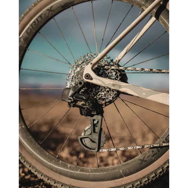 Transmission gravel SRAM XPLR équipée d’une chape oversize CyclingCeramic en conditions off-road