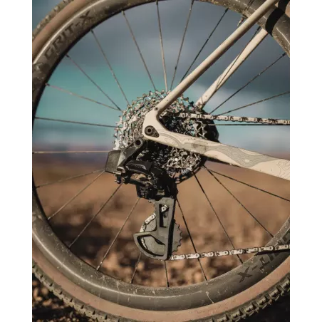 Transmission gravel SRAM XPLR équipée d’une chape oversize CyclingCeramic en conditions off-road