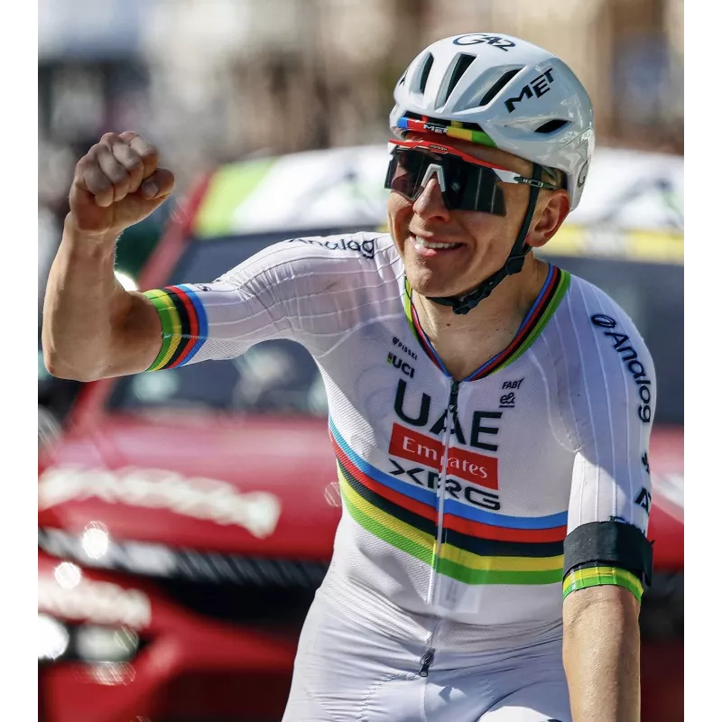 Pogacar en 2026 lors de sa victoire sur Liège Bastogne Liège avec ses lunettes Scicon Aeroshade 2.0 titanium UAE edition