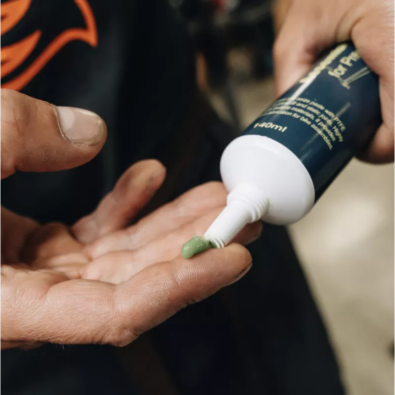 Application de la pâte de montage Bikone Assembly Paste PressFit 140 ml pour boîtier de pédalier PressFit BB86 BB92