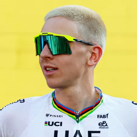 Pogacar portant les SCICON Aeroshade 2.0 Titanium Yellow Fluo à Barcelone Tour de France 2026