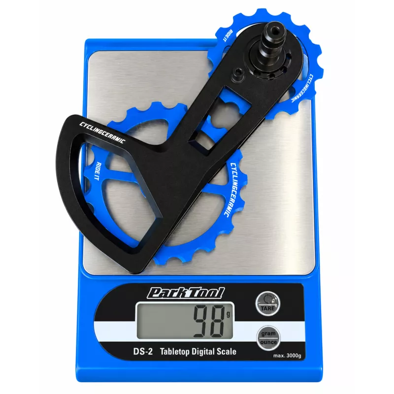 Chape CyclingCeramic Race pour Shimano Ultegra Di2 R8150 avec galets bleus sur balance Park Tool – poids 98 g