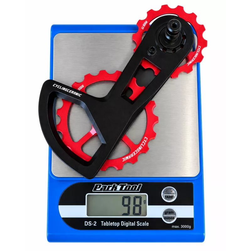 Chape CyclingCeramic Race pour Shimano Ultegra Di2 R8150 avec galets rouges sur balance Park Tool – poids 98 g