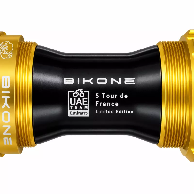 Détail du boîtier de pédalier Bikone noir et doré avec marquage UAE Team Emirates 5 Tour de France Limited Edition
