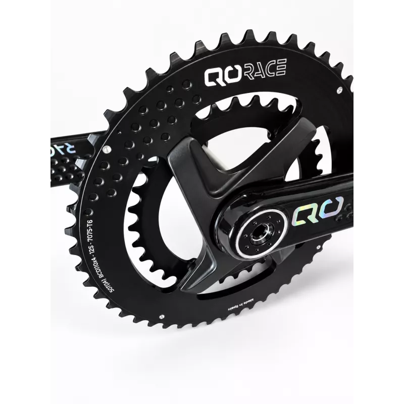 Gros plan du pédalier QO Race noir avec plateau 50 dents et manivelle carbone
