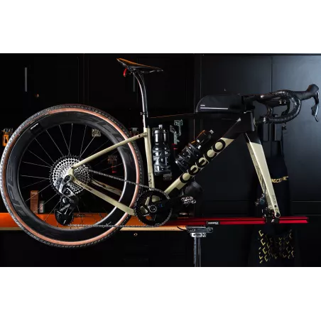Vélo de gravel CEEPO équipé de la chape surdimensionnée CyclingCeramic pour SRAM XPLR