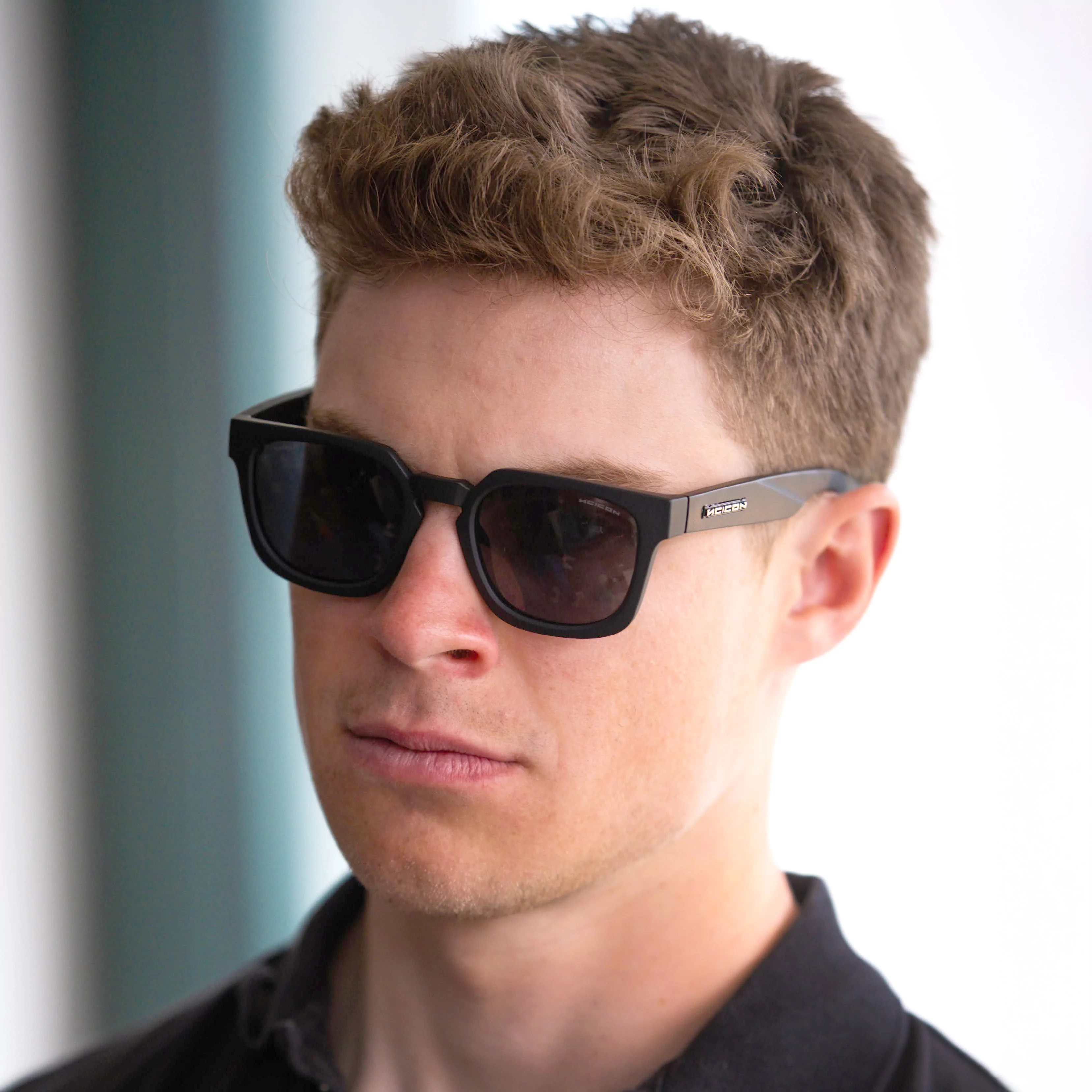 Lunettes lifestyle Scicon Turcio 2.0 sur le visage d'un jeune homme Lunettes lifestyle Scicon Turcio 2.0 sur le visage d'un jeune homme