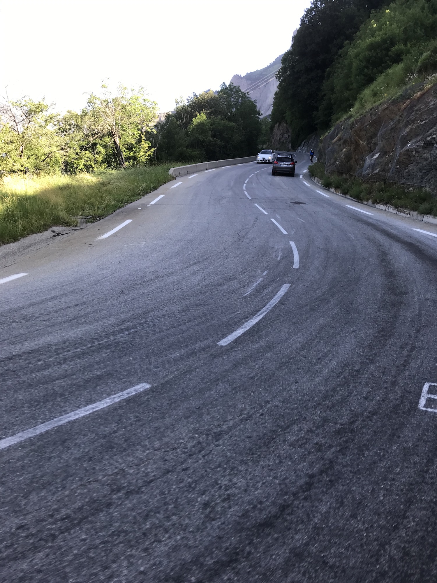 La pente à 10% entre chaque lacet de l'Alpe d'Huez La pente à 10% entre chaque lacet de l'Alpe d'Huez
