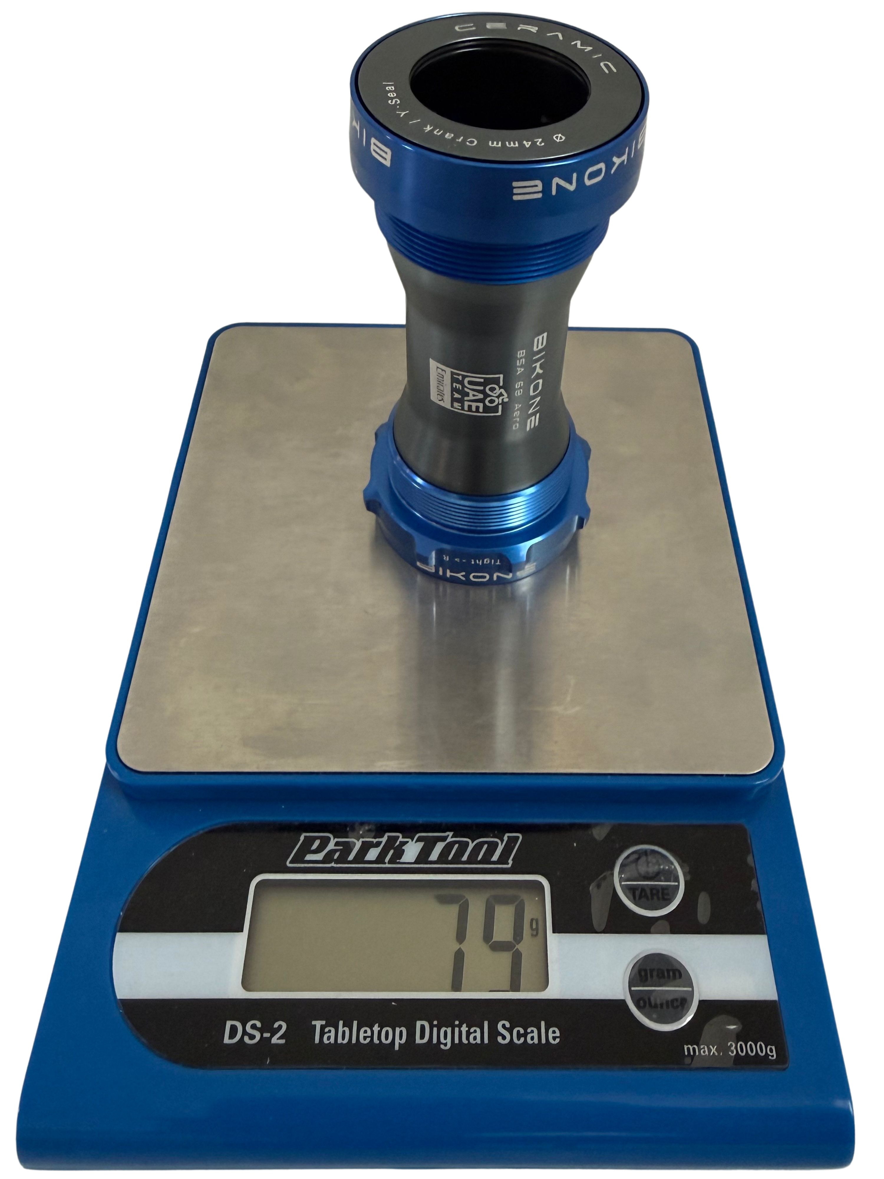 Le boîtier Bikone UAE BSA Shimano aero ne pèse que 79g sur notre balance Le boîtier Bikone UAE BSA Shimano aero ne pèse que 79g sur notre balance