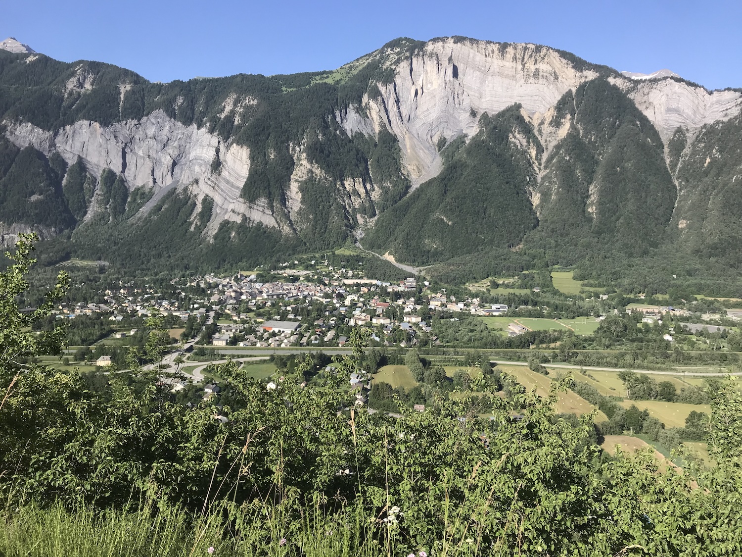 Vue sur Bourg d'Oisans au début de la montée de l'Alpe d'Huez (photo velo-perso.com) Vue sur Bourg d'Oisans au début de la montée de l'Alpe d'Huez (photo velo-perso.com)