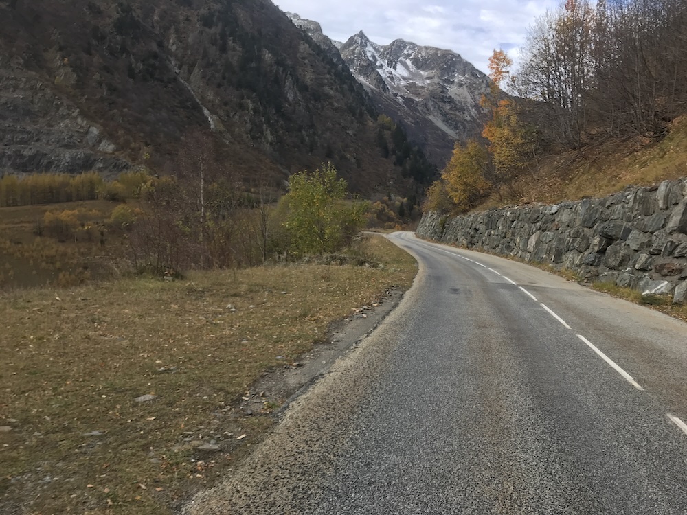 Croix de Fer : vue arrière à l’approche du lac de Grand’Maison