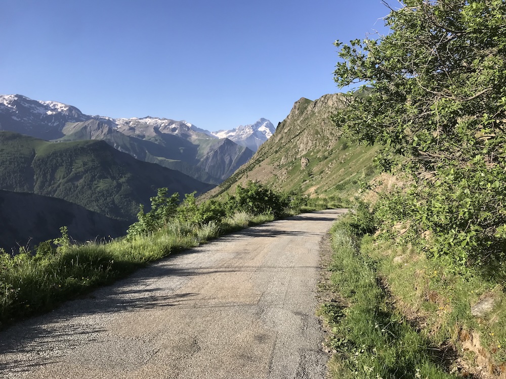 Sarenne : route étroite et sauvage vers 1800 m