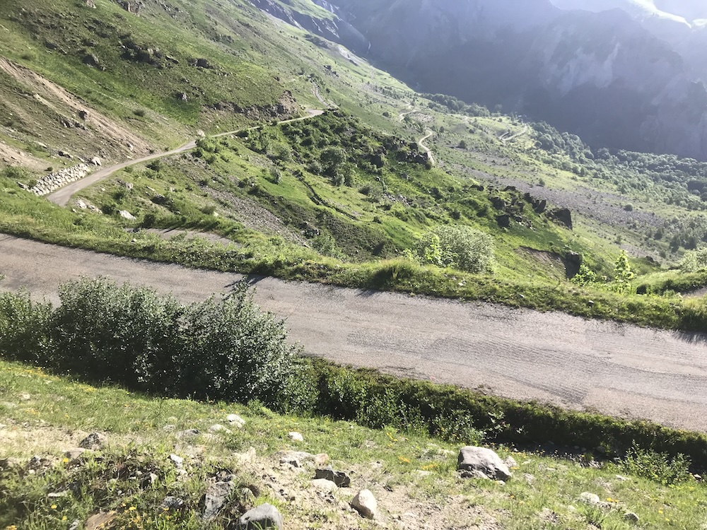 Sarenne : route à découvert vers 1900 m