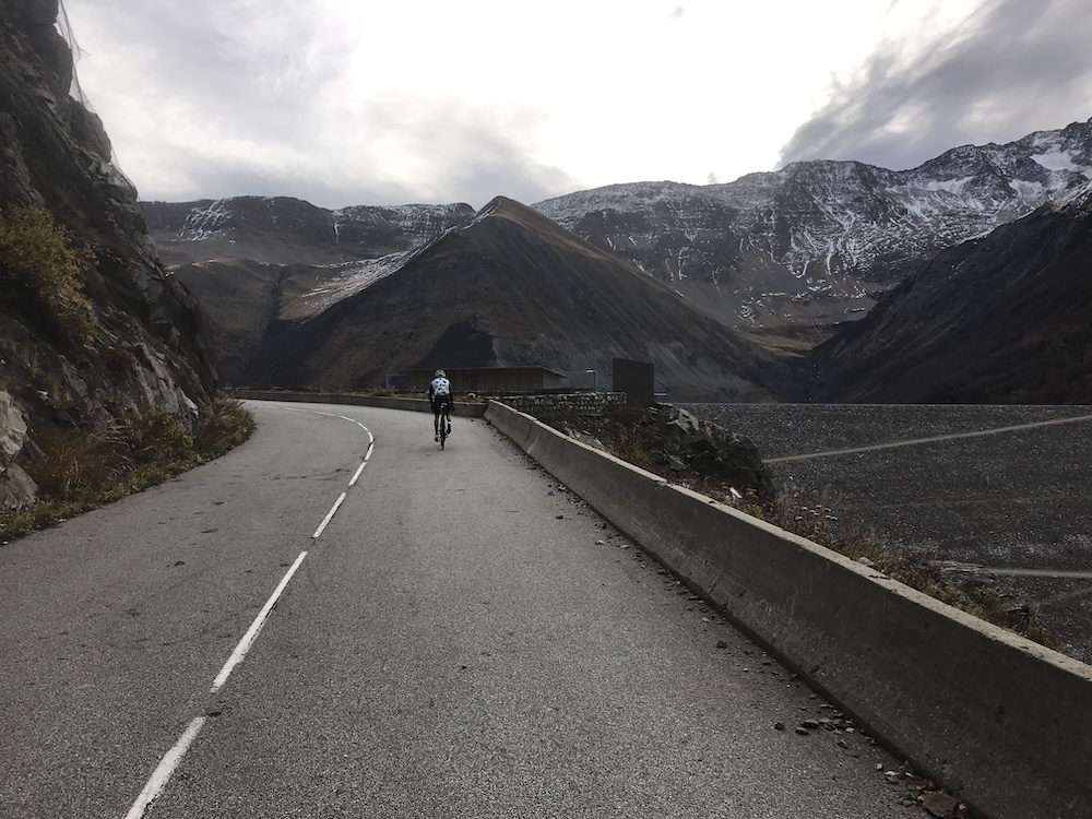 Croix de Fer : portion plus roulante, vue sur le barrage