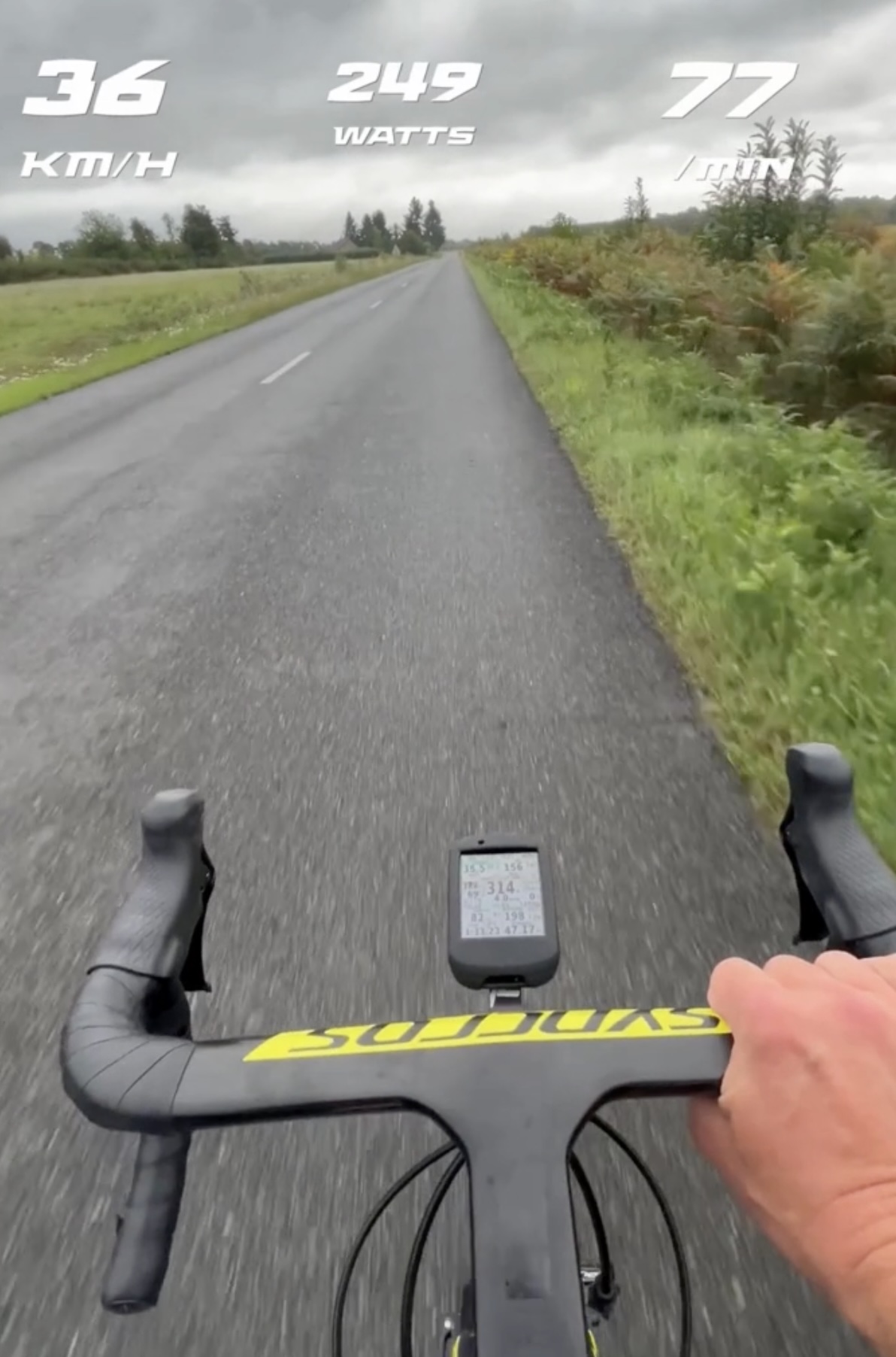 Image d'illustration, caméra embarquée d'un cycliste roulant à 36km/h seul sur une route dégagée Image d'illustration, caméra embarquée d'un cycliste roulant à 36km/h seul sur une route dégagée